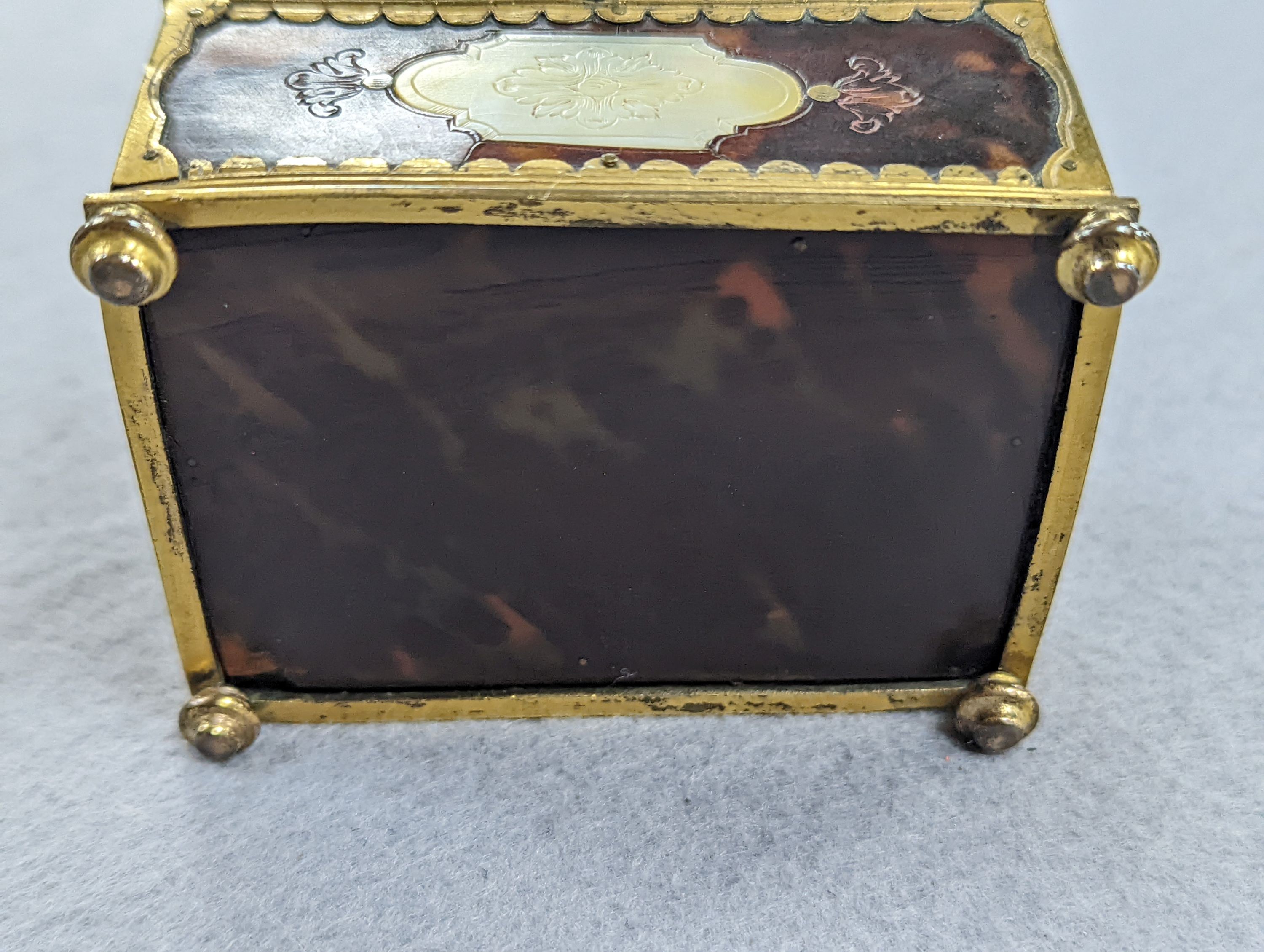 A 19th century gilt-brass and tortoiseshell casket 8cm